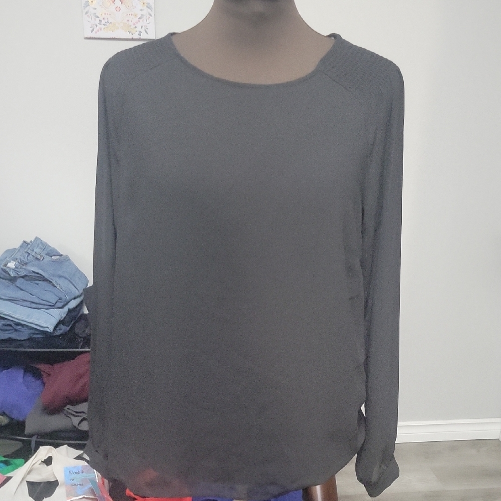 5/$20**Rose + Olive Medium Black Long Sleeve Blouse